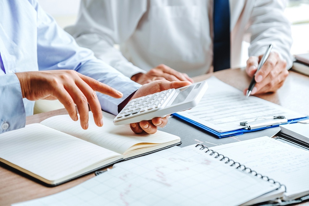    Чтобы успешно пройти этап переговоров о заработной плате, для начала узнайте средний доход в вашем регионе, поспрашивайте знакомых, которые трудятся в этой же сфере, и посмотрите специализированные источники в интернете. / Фото: iStock