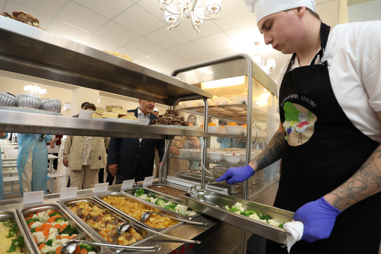    Ежедневно казанских школьников кормит коллектив городского департамента продовольствия и питания. И не только учащихся школ столицы РТ, но и еще пяти районов РТ, а также воспитанников детских садов и пациентов больниц. В день это 310 тыс. человек.   
Фото: «БИЗНЕС Online»