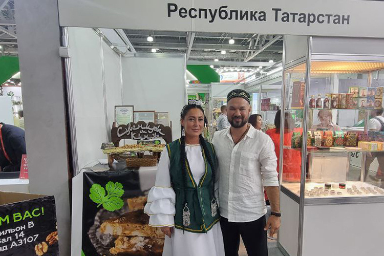    Среди многочисленных стендов корреспондент «БИЗНЕС Online» нашел и татарстанский, который (на удивление) был довольно скромным, не таким большим и красочным, как у соседей
