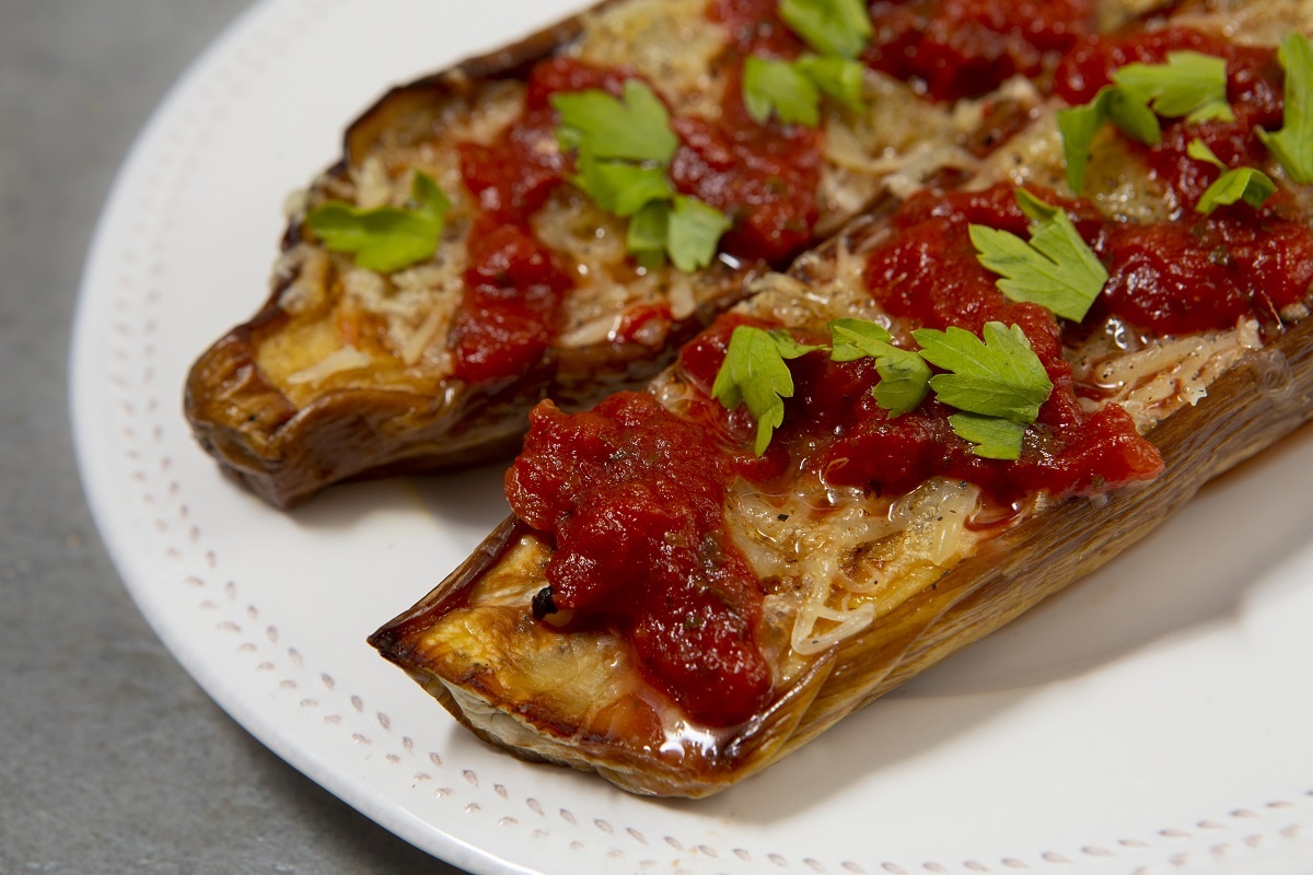    Нашла ленивый способ запекать баклажаны.: теперь жарить — это кощунство! Вот 2 хитрости