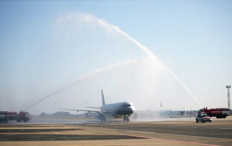 Самолет прошел под водяной аркой из пожарных брандспойтов. Фото: Виталий Тимкив / РИА Новости