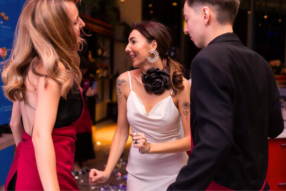 Коллектив играет в квест «Коллега-шпион» на корпоративной вечеринке