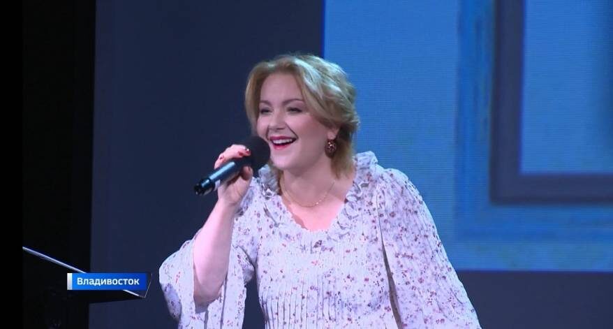 Актриса Ольга Будина на творческой встрече во Владивостоке
