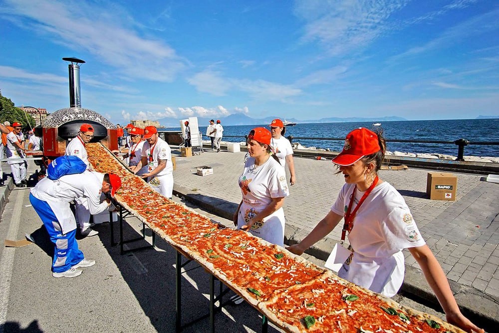 Рекордно длинная пицца