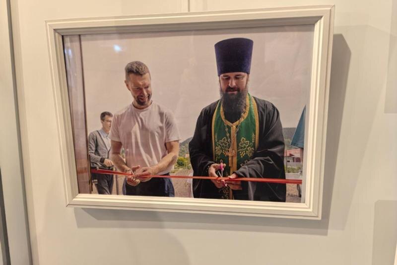    Соцсети Алексея Вихарева/Депутат и представитель храма перерезают ленточку