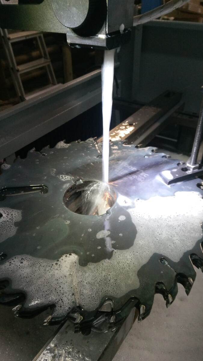 Увеличение посадочного отверстия на электроэрозионном станке с фомированием шпон-паза в пакете дисковых пил для многопильного станка