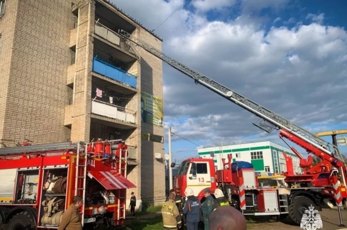    Девять человек вывели из горящей пятиэтажки в Сарапуле