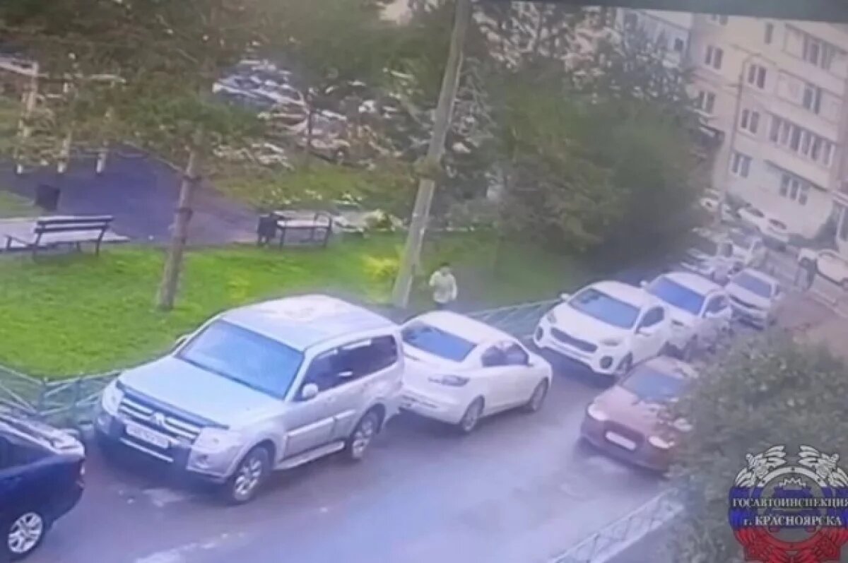    В Красноярске 11-летний школьник попал под машину, убегая от друга во дворе