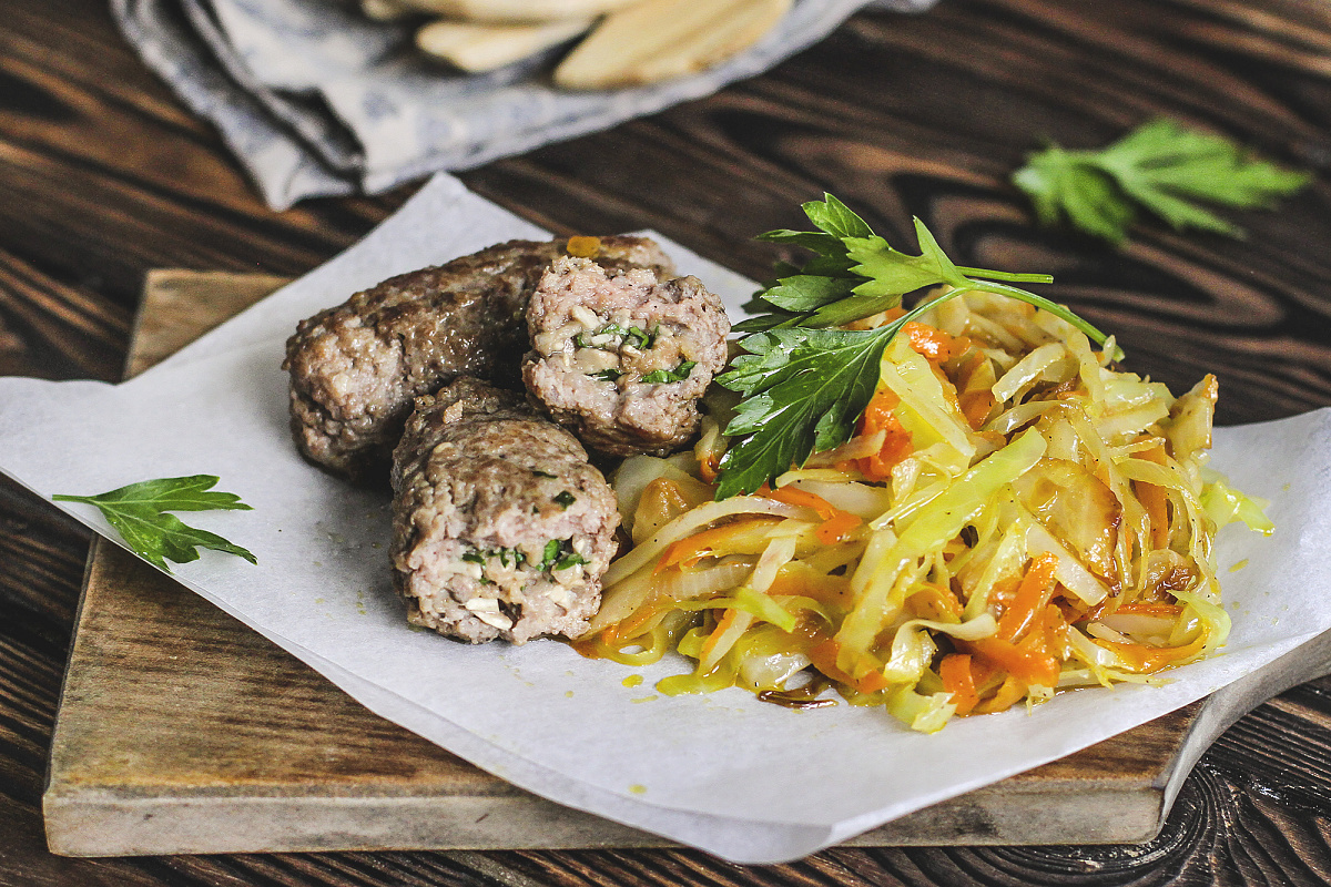 Гамбургские мясные рулеты с тушёной капустой и грибами