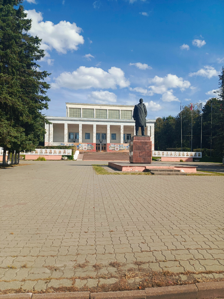Дворец культуры и памятник В.И. Ленину