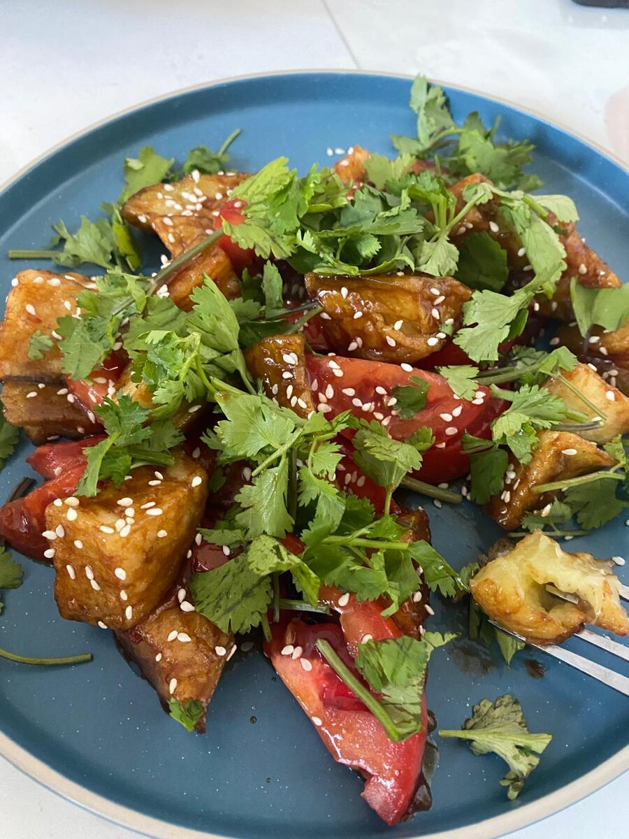 Мой самый любимый салат с баклажанами и помидорами, не реально вкусно. 