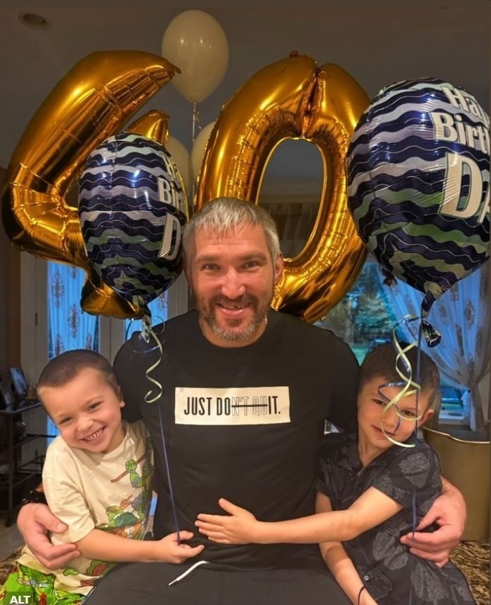    Александр Овечкин с сыновьями в юбилейСоцсети Анастасии Шубской