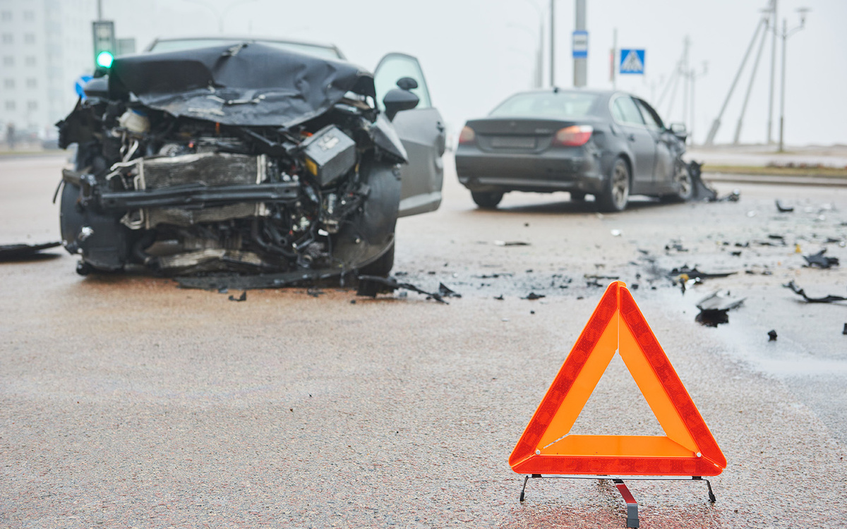 Dmitry Kalinovsky / Shutterstock / FOTODOM📷Считается, чем сильнее мотор, тем выше вероятность аварии, поэтому КМ для мощных машин выше, а для слабых — ниже