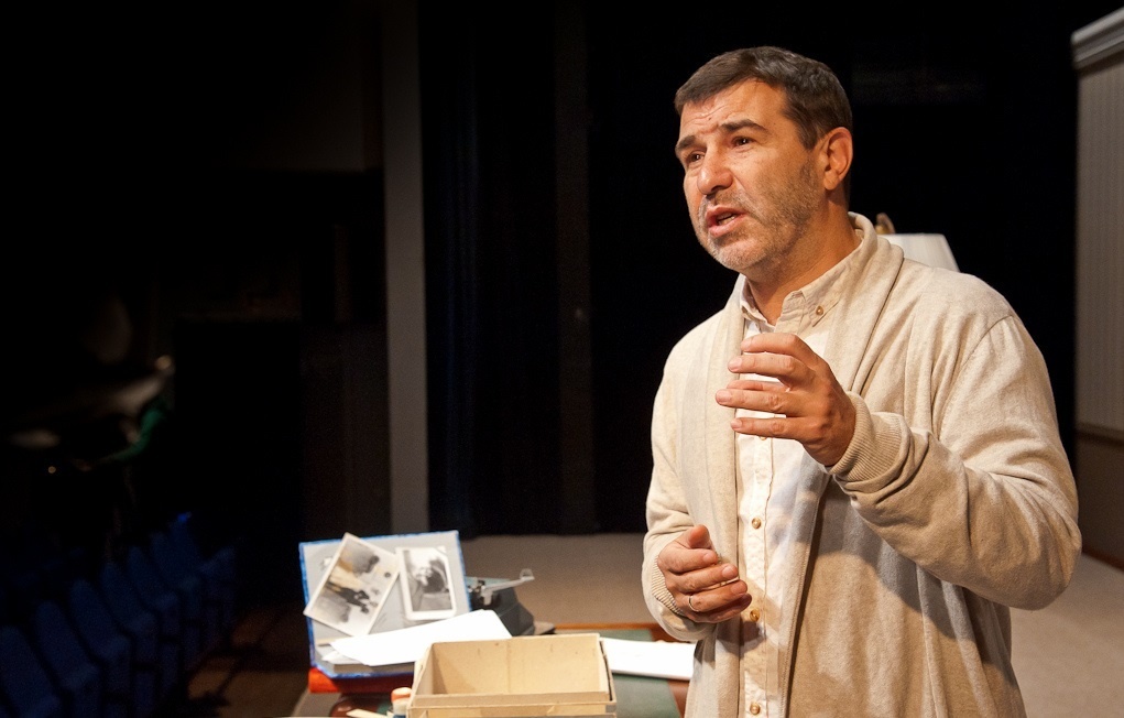 Евгений Гришковец в спектакле "Прощание с бумагой". Фото с сайта teleguide.info