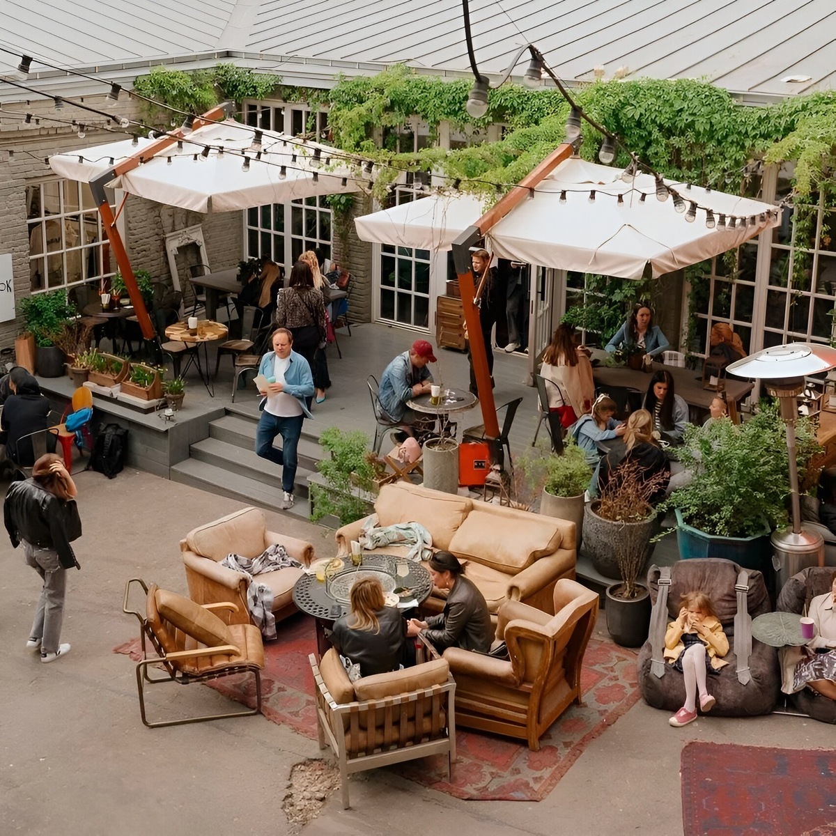 Blanc — это место, где можно не только вкусно поесть и потанцевать, но и заняться разнообразными активностями. Здесь проходят занятия йогой, вечером можно сходить на кинопоказ или послушать джаз-концерт, а по выходным здесь проводят маркеты. Фото: Илья / Яндекс Карты