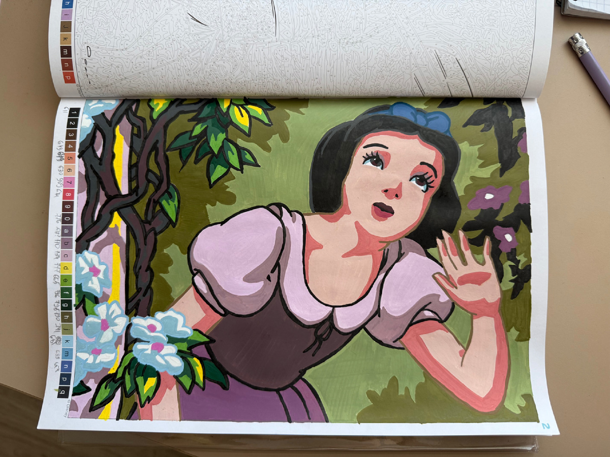 Купила тут еще раскраску себе, чтобы стресс снимать 