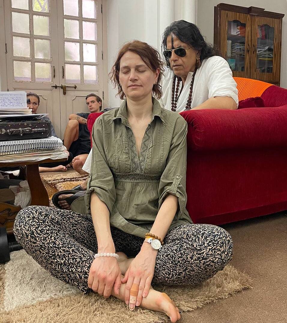 Шри Шайлендра Шарма показывает Ане точки, где расположены энергетические центры внутри позвоночника