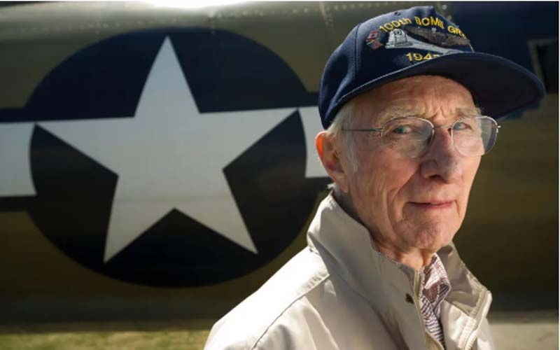 Последний пилот "Кровавой сотни" Джон Х. Лакаду в 2013 на фоне бомбардировщика Б-17 "Летающая крепость"