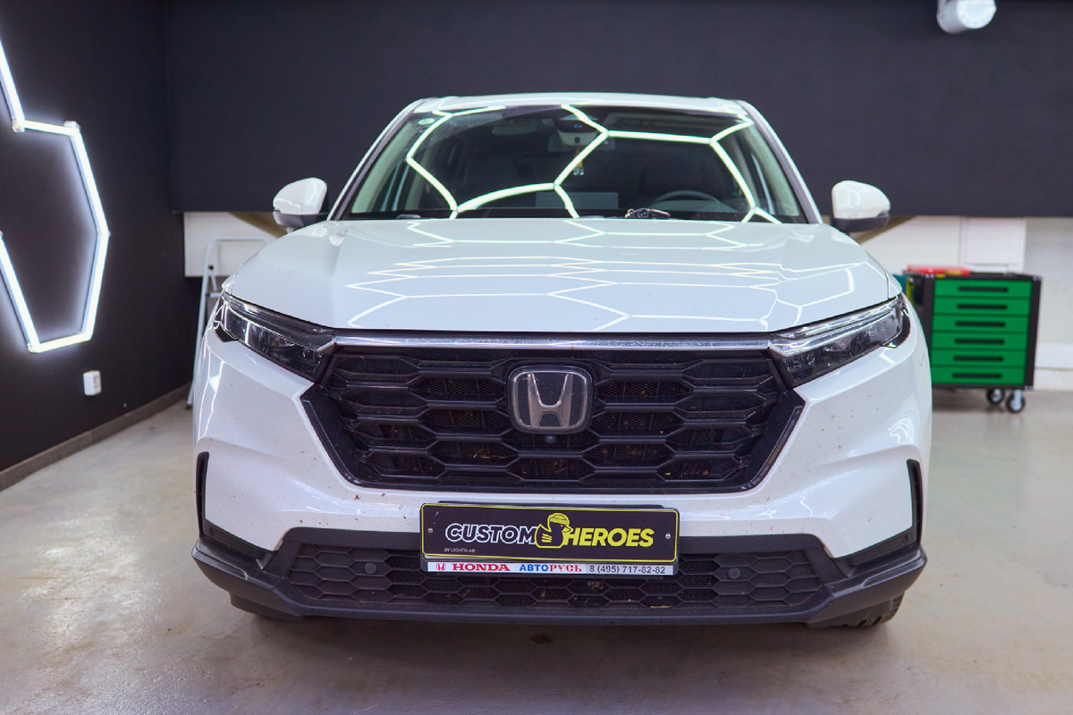 Источник фото: https://custom-heroes.ru/raboty/marka-avtomobilya/honda-ru/honda-cr-v-zaschita-kuzova-poliuretanovoy-plenkoy/