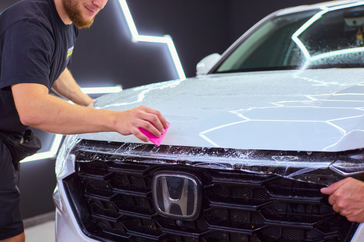 Источник фото: https://custom-heroes.ru/raboty/marka-avtomobilya/honda-ru/honda-cr-v-zaschita-kuzova-poliuretanovoy-plenkoy/