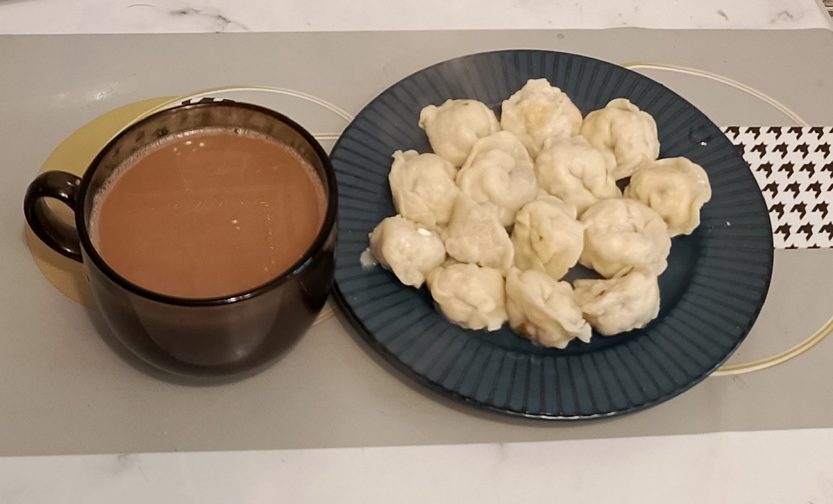 Пельмени и цикорий с молоком