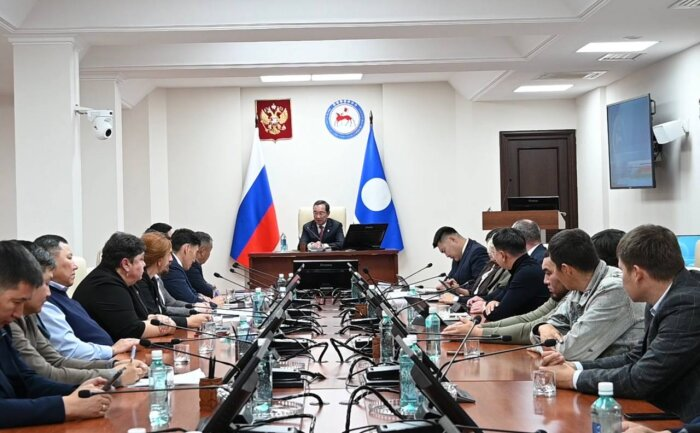 Глава Якутии назвал работу столичной мэрии неэффективной / фото: телеграм-канал Айсена Николаева   