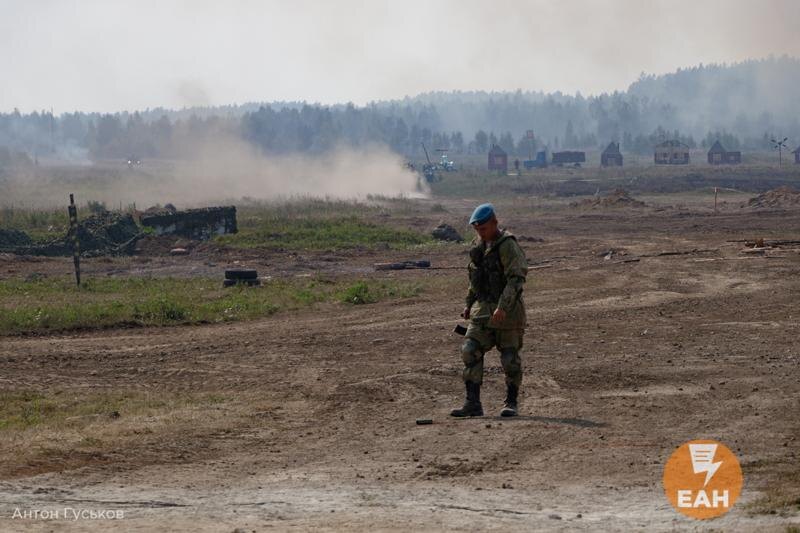    ЕАН. Военный идет по полю