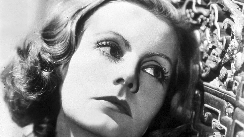 Грета Гарбо родилась в Швеции в 1905 году в простой многодетной семье. В 1918 году от туберкулеза умер отец девочки, Грета была вынуждена бросить школу и пойти работать продавщицей в супермаркет. Однажды владельцы магазина устроили показ новой коллекции шляпок, которые демонстрировали самые симпатичные продавщицы, в числе которых была и Грета. Ее заметили представители рекламного бизнеса и предложили работу. В 1921 году она впервые снялась в рекламе.📷Фото: Peter French / Zuma Press / Kommersant Photo