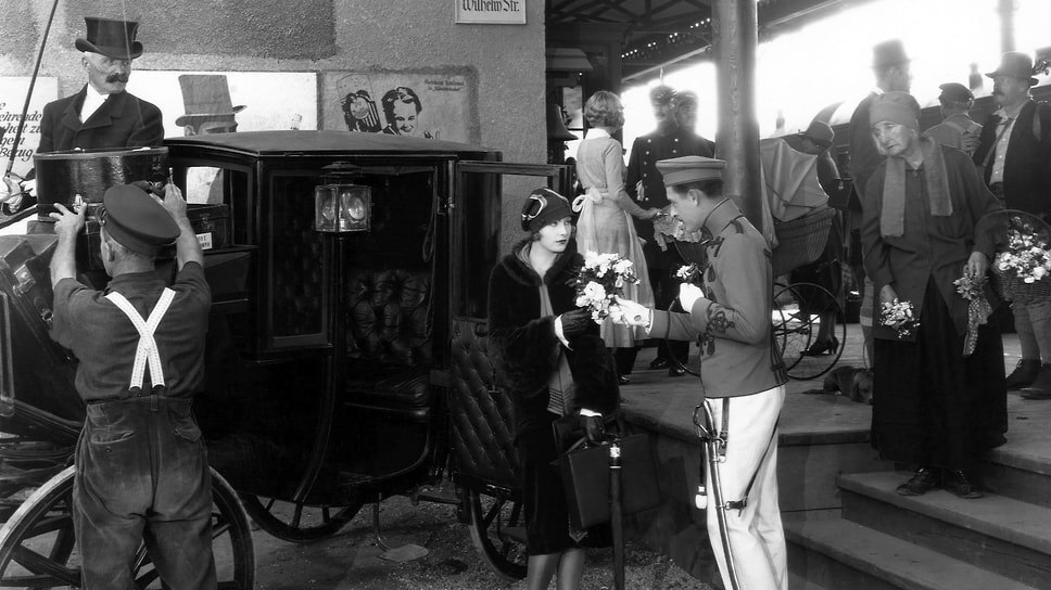 Карьера Греты развивалась стремительно. Она получила стипендию на обучение в театральной школе при Королевском драматическом театре, где познакомилась с режиссером Морицом Стиллером. Он тогда как раз искал актрису для фильма «Сага о Йесте Берлинге». Ради роли в фильме Грета похудела, освоила этикет, научилась правильно говорить. В 1924 году фильм Стиллера вышел на экраны. Он имел невероятный успех в Швеции, Гарбо пригласили в Германию, где уже спустя год она снялась в фильме «Безрадостный переулок» Георга Пабста и стала новой звездой европейского кино.📷Фото: Zuma Press / Kommersant Photo