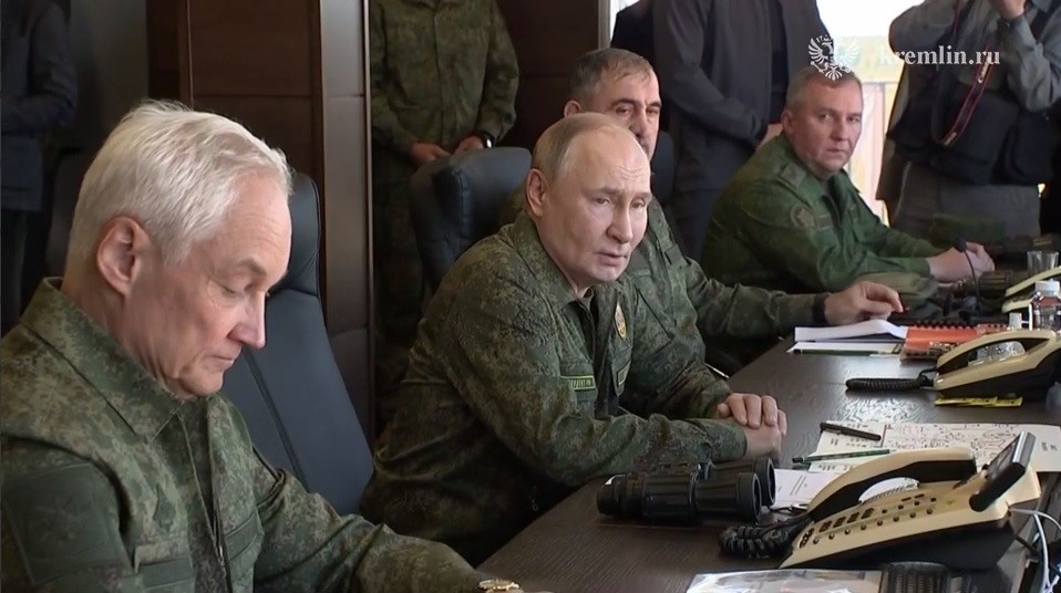    Путин во время учений "Запад-2025", рядом Белоусов и Евкуров//Скриншот: официальный ТГ-канал Кремля
