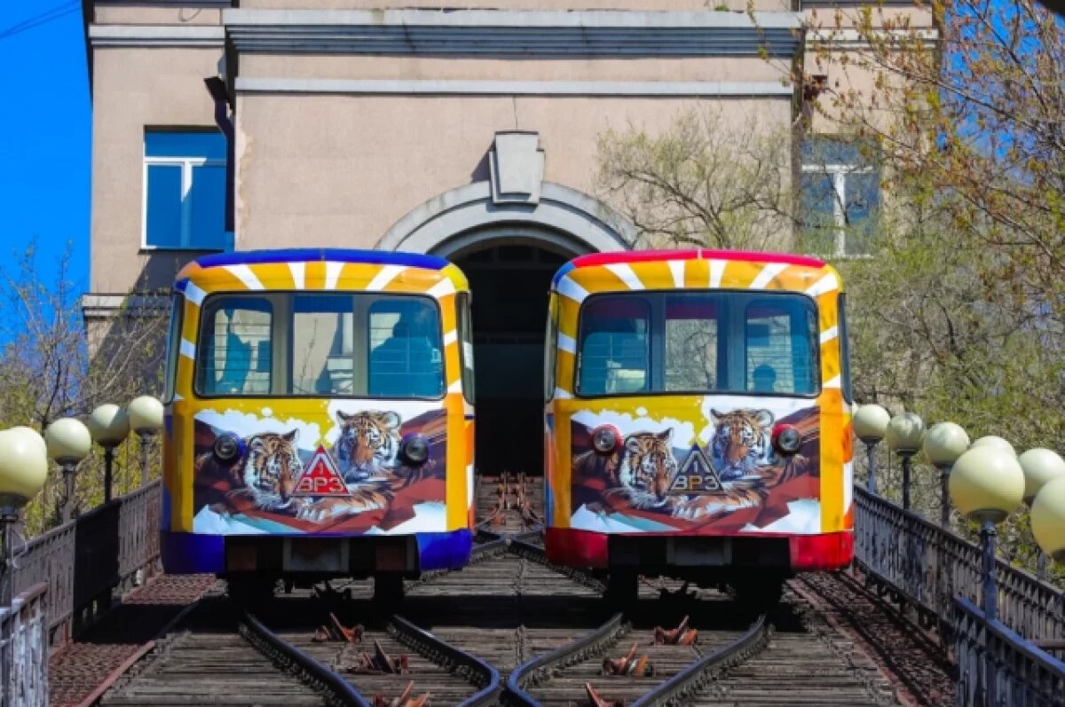    Во Владивостоке фуникулер остановился на половине своего пути