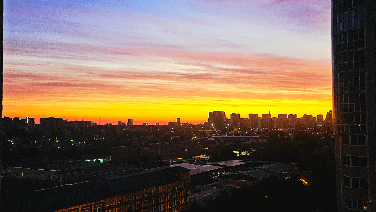 Если летом потрясающие закаты, то осенью просто крышесносные яркие восходы. Классно вставать вместе с солнышком.