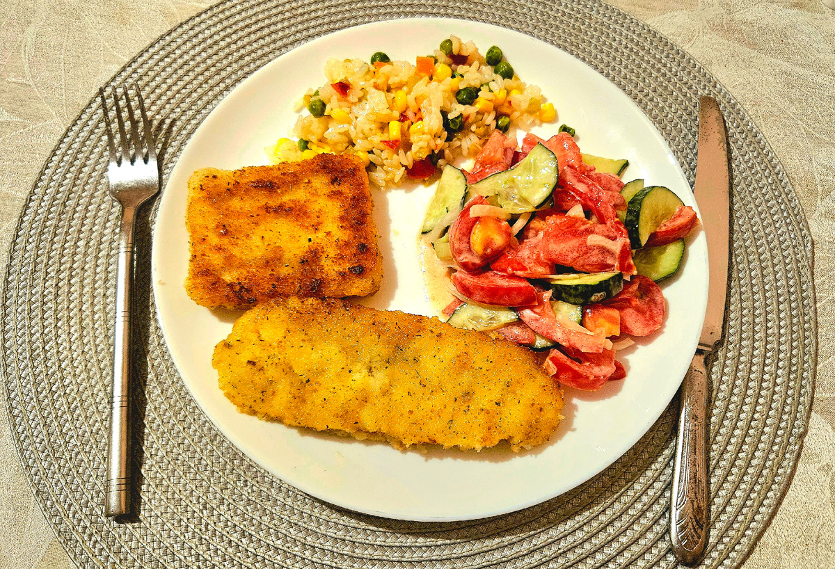 Гавайская смесь и филе рыбы Vichi. Квадратное -хек, а длинное -минтай. Ну и салатик.