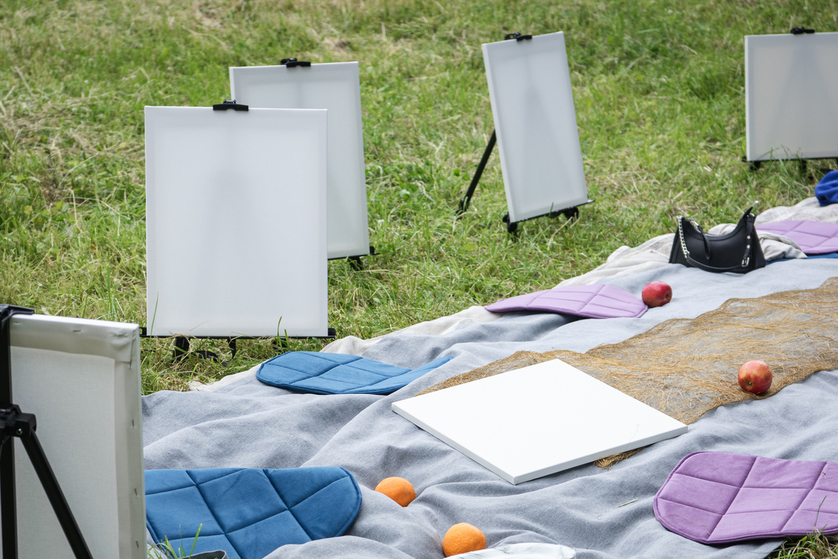 первый пикник, без столов и реквизита, мольберты на траве, фрукты для декора