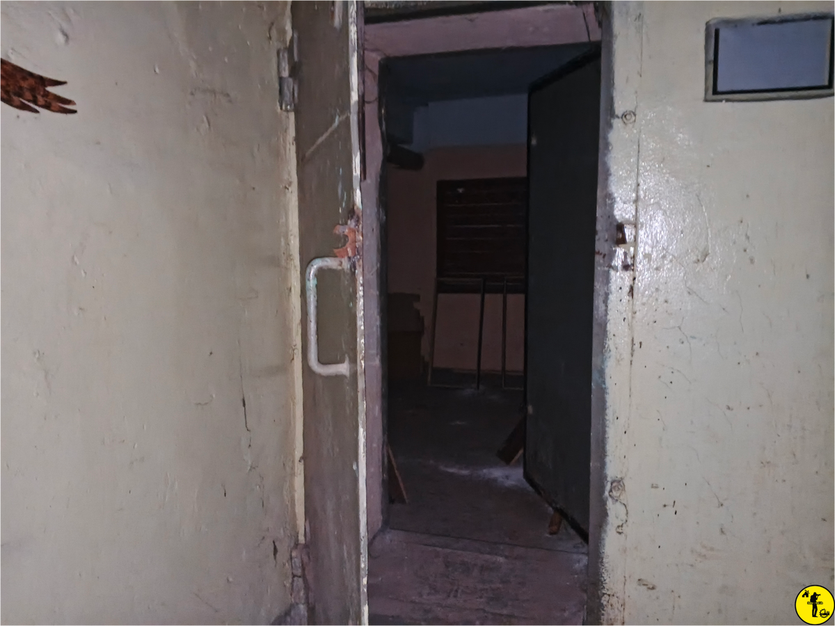 Приоткрытая гермодверь