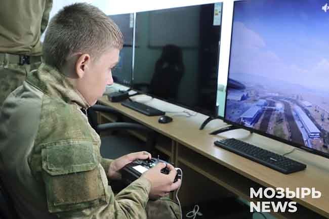 В прошлом году на базе ДОСААФ в Мозыре для учащихся старших классов общеобразовательных школ открылась одна из первых в стране секций по дрон-рейсингу