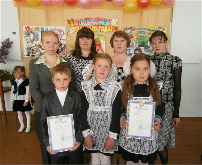 Ирина с родителями учеников, окончивших третий класс.