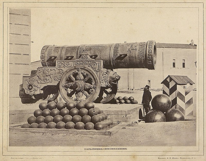 Царь-пушка на углу старого здания Оружейной палаты, 1890 год