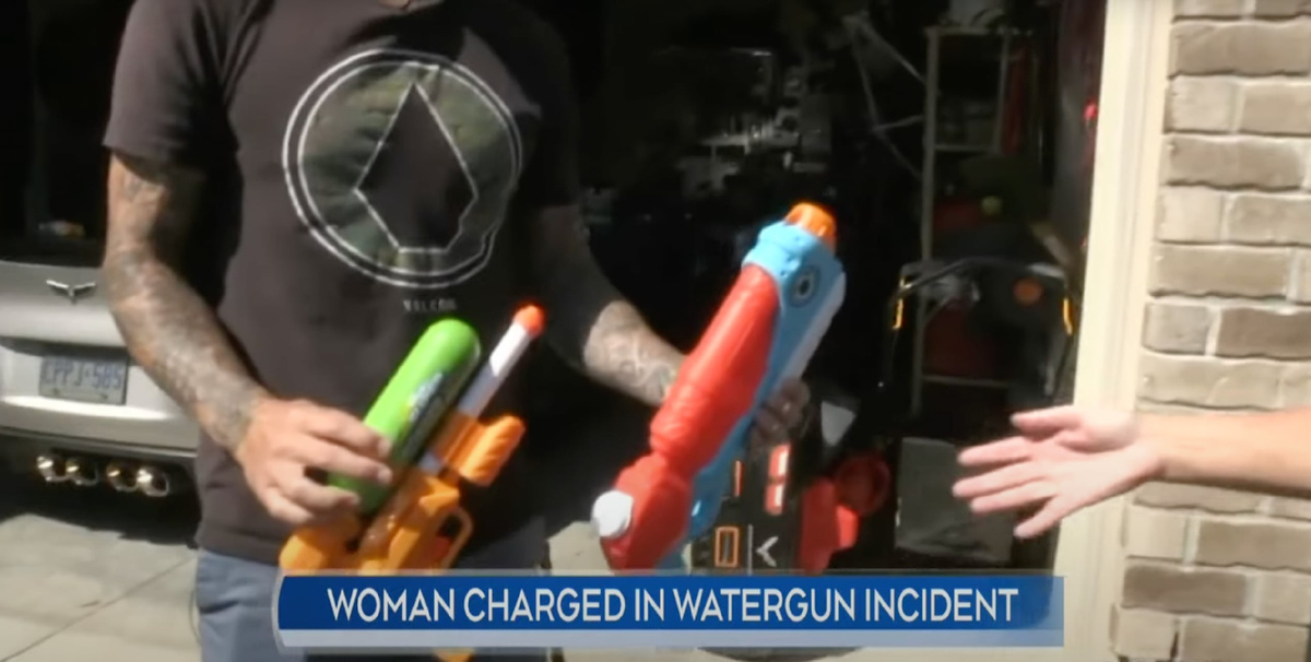 Венди показывает водяные пистолеты, с которыми играли дети