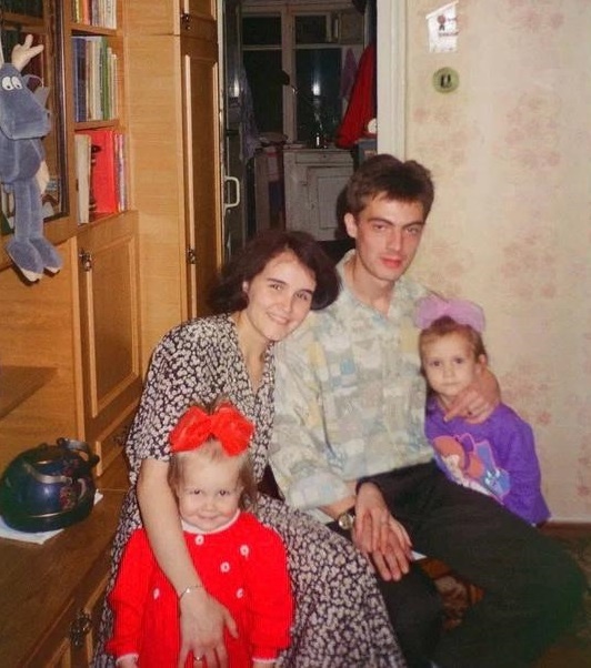 Юлия с младшей сестрой и родителями