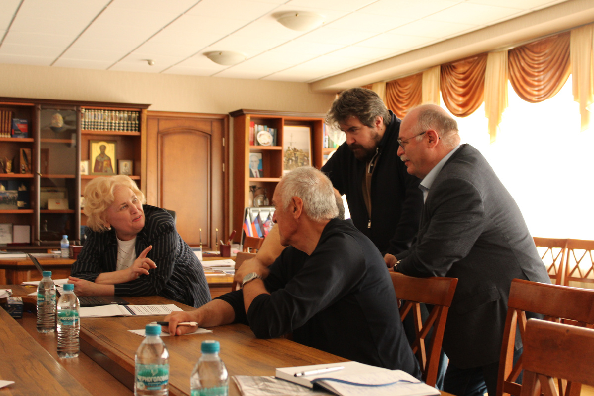 Светлана Беспалова с учеными ДонГУ обсуждает темы и проблемы, которые необходимо поднять на конференции