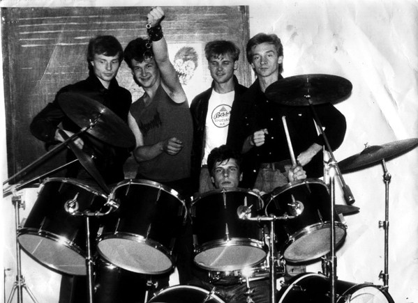 Группа Мартин, 1987 год. Второй слева - Павел Молчанов, внизу - Андрей Родин (в будущем - участники Тайм Аута). Фото с официального сайта Тайм Аута.