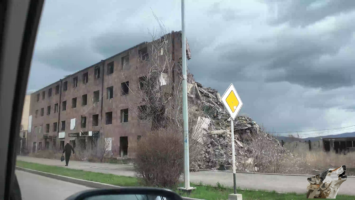 Разрушенное жилое здание в Гюмри