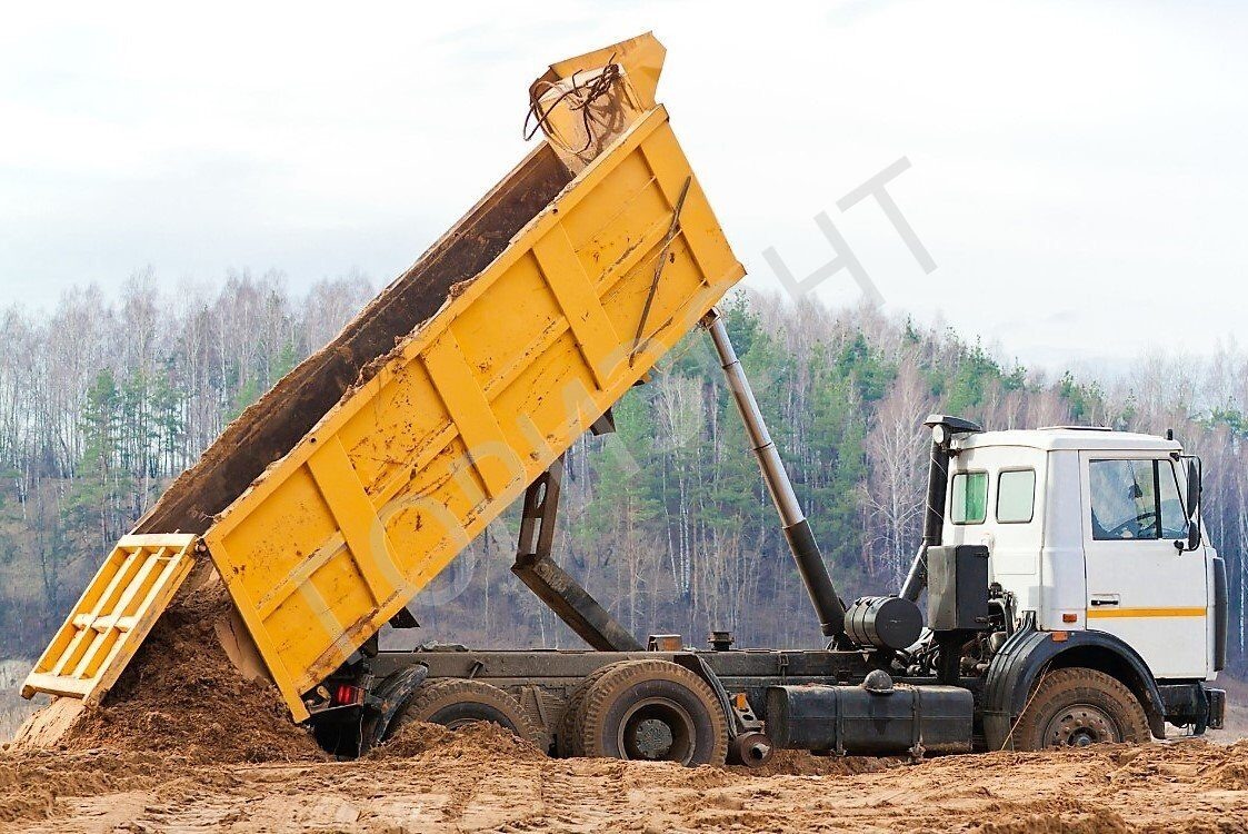 на фото показаны услуги поставки пескогрунта, супеси, суглинка, грунта для отсыпки участка. 