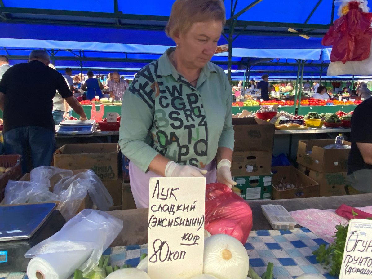 На рынке в Беларуси. 1 бел. рубль = 27 рос. рублей. 