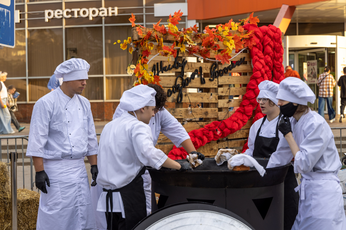 Чтобы всех накормить, нужен большой котёл! И не один