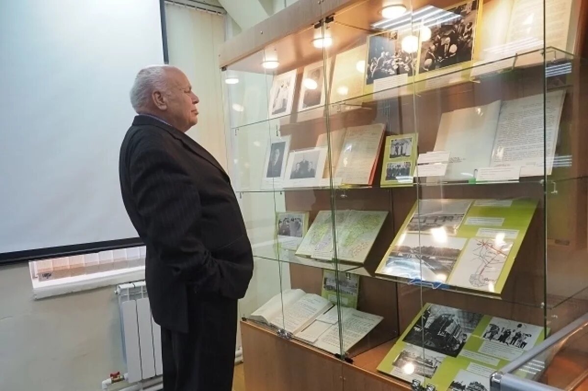    Первый секретарь.