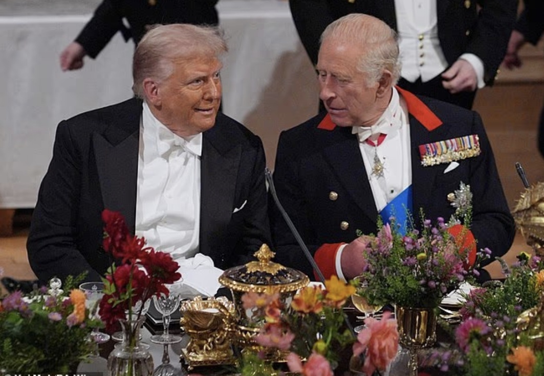 «Это действительно одна из самых высоких почестей в моей жизни», — сказал Дональд Трамп в речи, полной похвал в адрес короля и Великобритании.