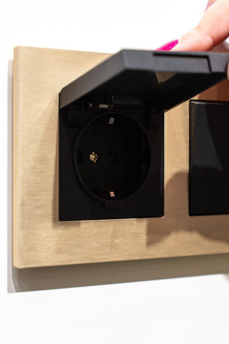 На фото: интерьерная влагостойкая розетка с уровнем защиты IP44 от Jasmart