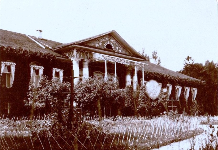 Фото ныне утраченного дома в Талашкино, сделал  барон Жозеф де Бай в 1909 году